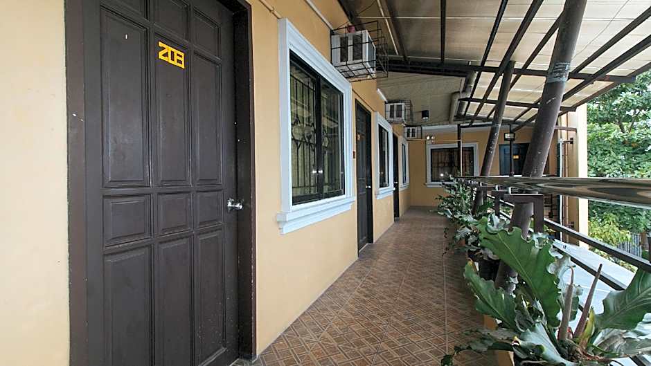 CM Apartelle Iloilo International Airport by RedDoorz