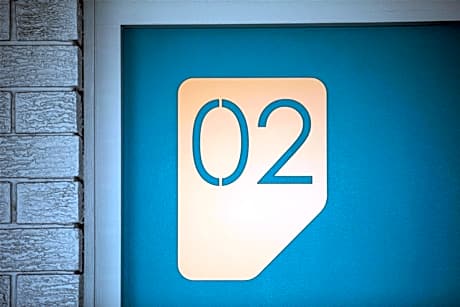 Queen and Single Studio