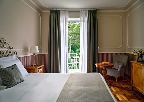 Superior Double Room with Balcony and Park View