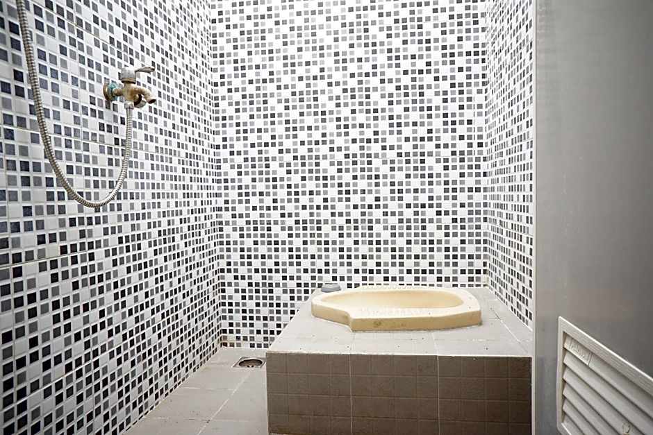 OYO Life 93045 Kost Putra Bu Ketut
