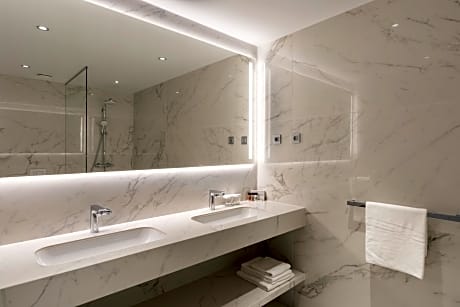 Superior Double Room, Balcony, Lakeside (1 Double Bed)