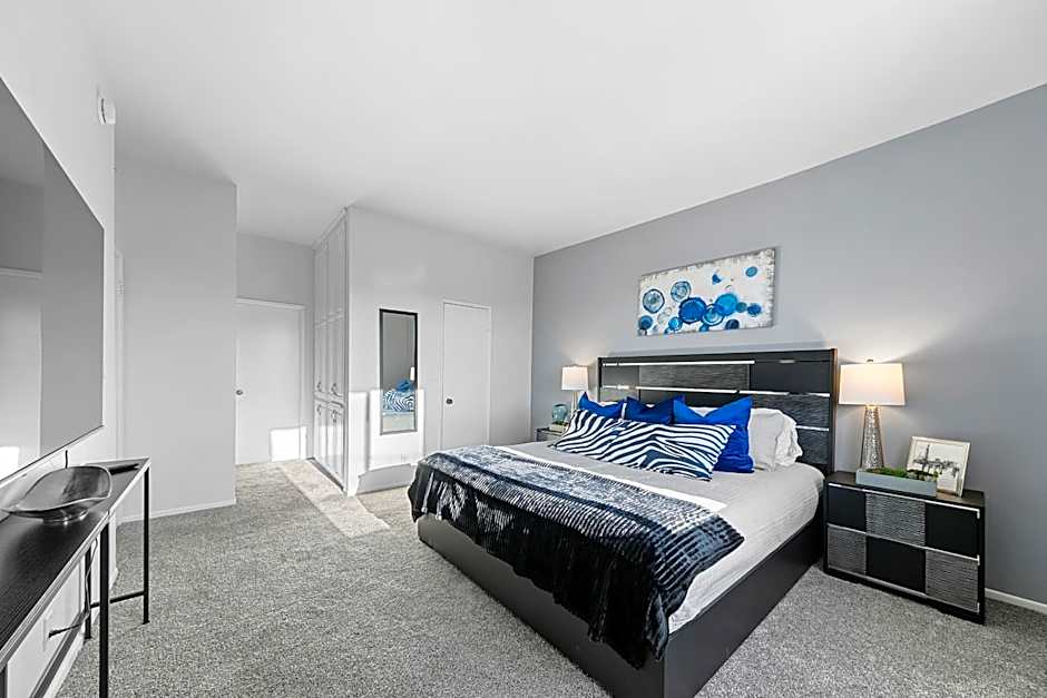 Beverly Hills Penthouse 2 BR Apt with Parking 407