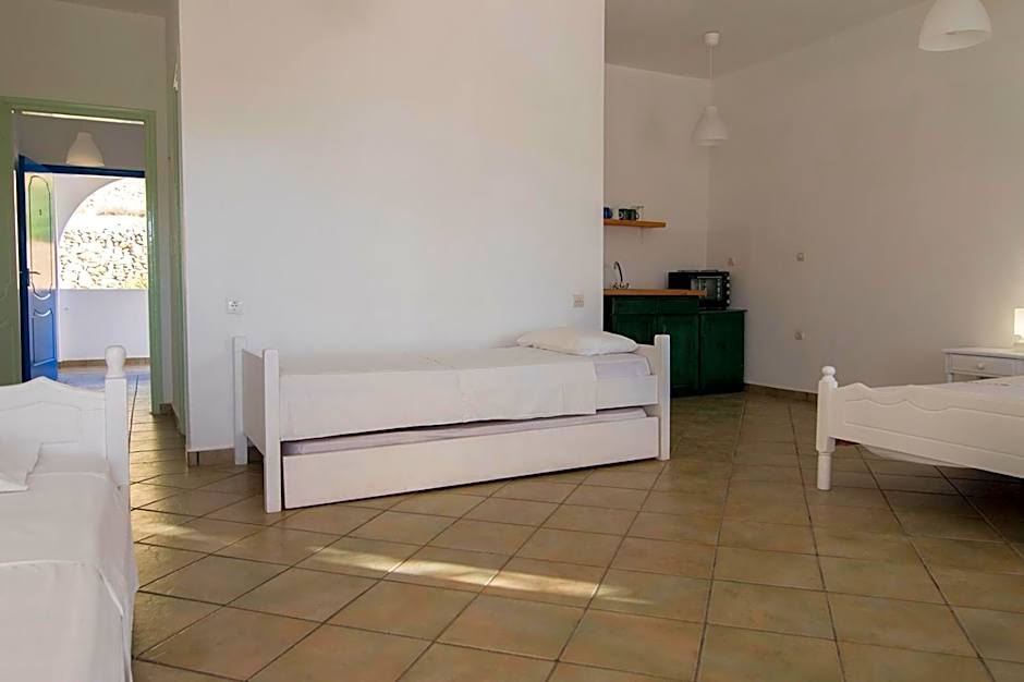 Armadoros Hotel / Ios Backpackers