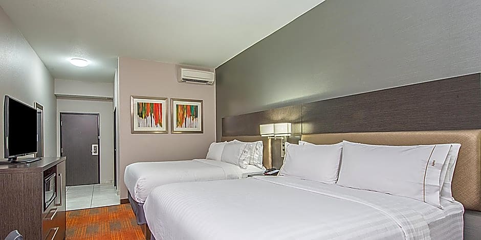 Holiday Inn Express & Suites Shawnee-Kansas City West By IHG