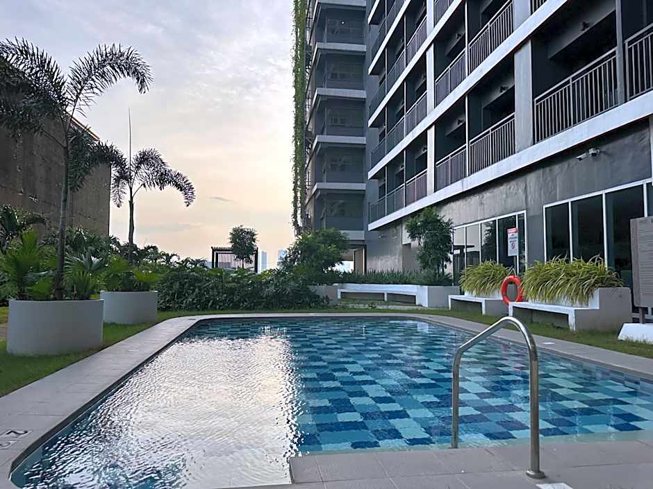 High Rise Condominium with Balcony, Pool, Skygarden, Grand lobby and Working Lounge 28F