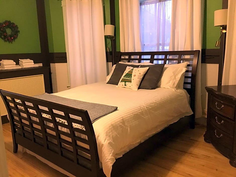 Marmora and Lake Inn and Victorian Diner