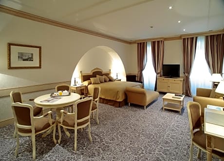 Suite with Spa Access (2 Adults + 2 Children) 