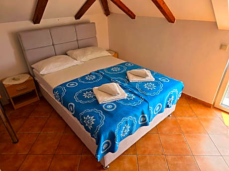 Apartments & rooms Lucie