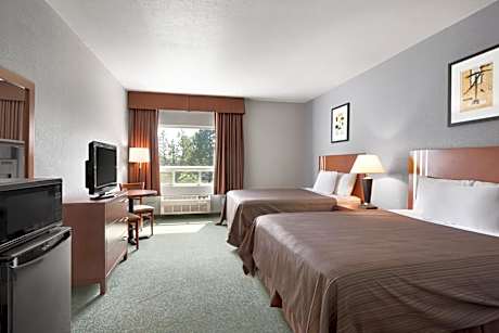 Deluxe Queen Room with Two Queen Beds - Disability Access- Smoking