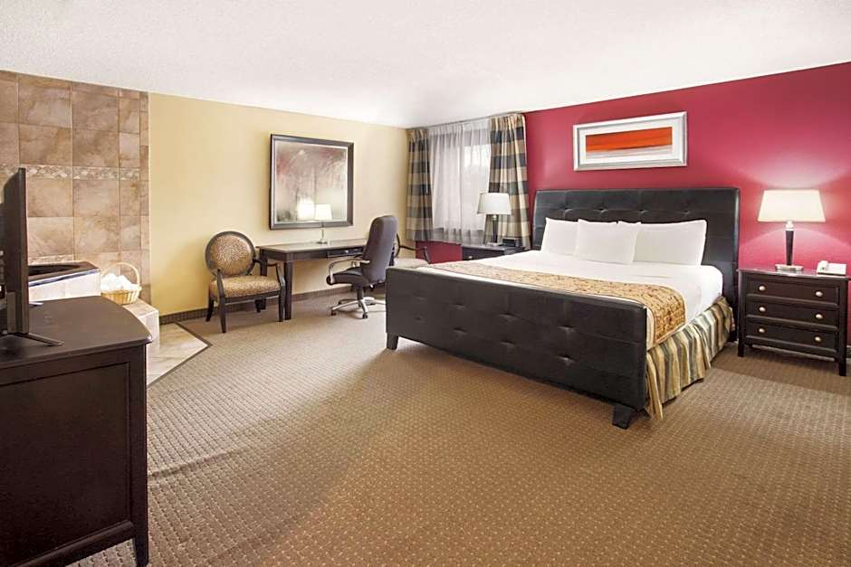 Ramada by Wyndham Bettendorf
