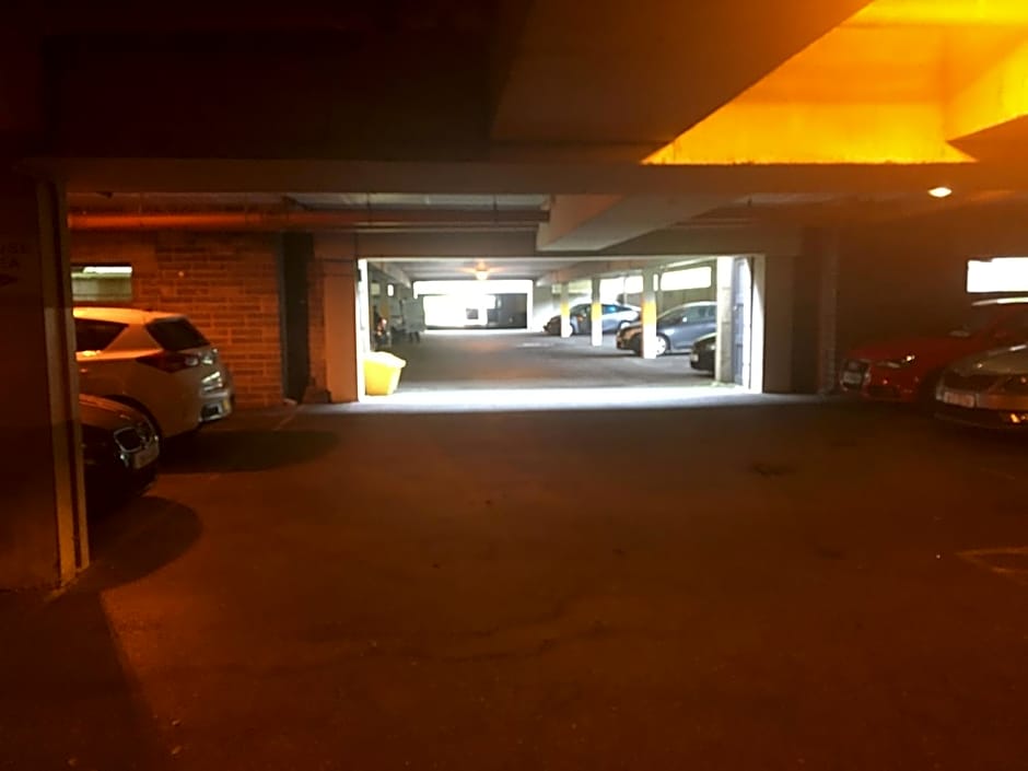 Central Spacious 3 Bedroom Apartment With Parking