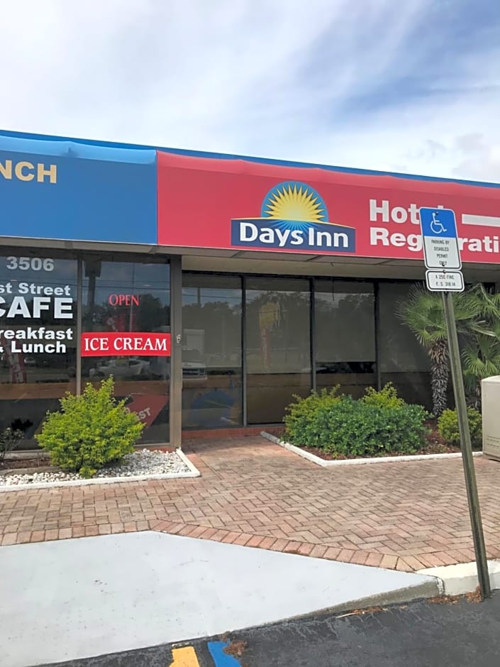 Days Inn by Wyndham Bradenton - Near the Gulf