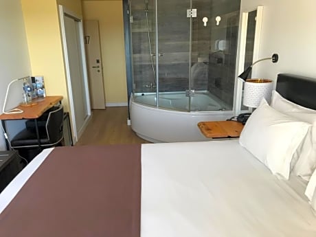 Deluxe Double Room with Frontal Sea View and Spa Bath 