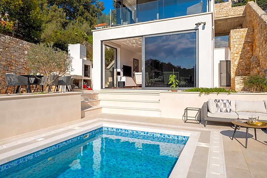 Beachfront Villa Grain of Salt with Pool