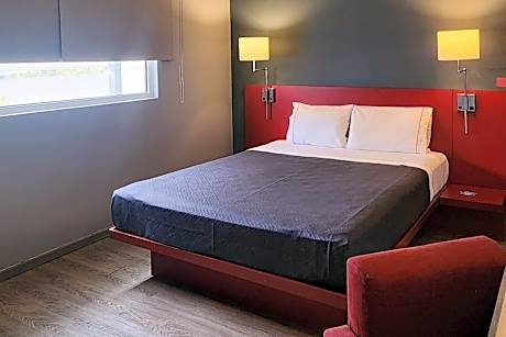 Standard Queen Room - Non-Smoking