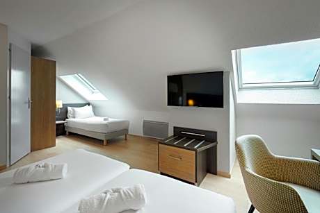 Triple Room - 1 Double Bed 1 Single Bed