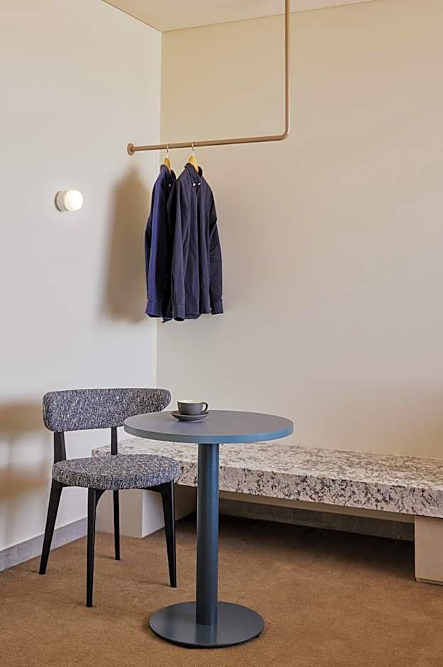Garde and Warders Hotel