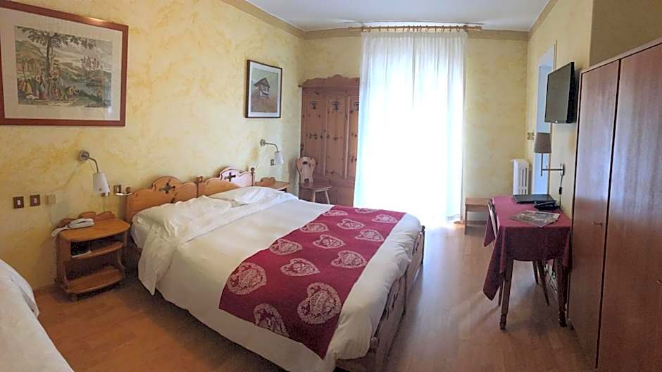 Photo 1 of 9 of Double Room