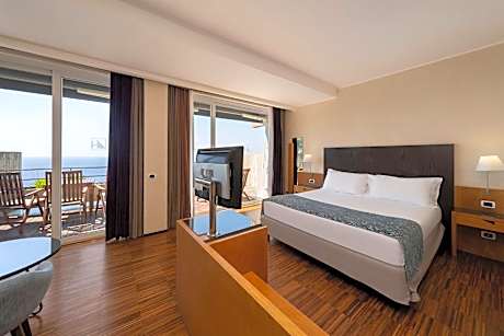 Junior Suite with Terrace and Premium Sea View