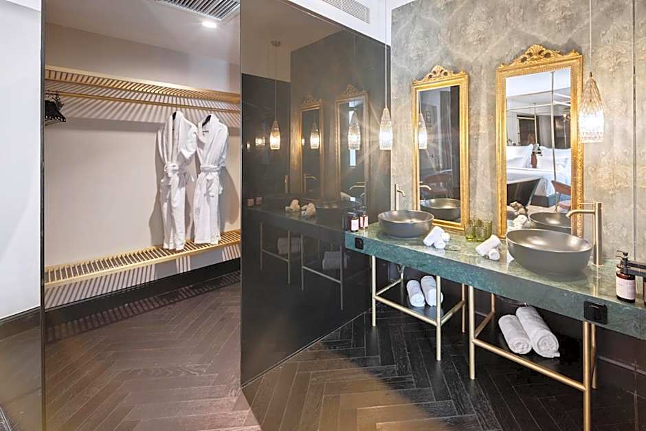 Skylark, Aluma Hotel & Resort