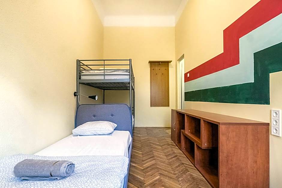 Baroque Hostel & Coworking