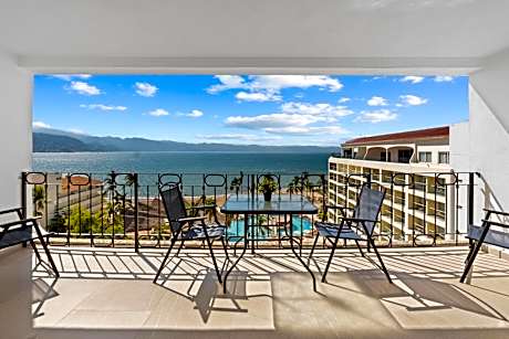 Luxury Condo just steps away from the Beach!