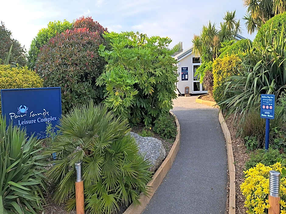 A short walk to Par Beach & coastal paths, On-site facilities. Pets welcome