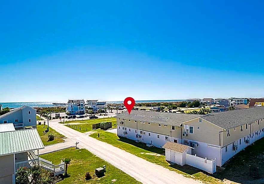 ON ISLAND Ocean View Beachy Studio in Campy 1970s Converted Motel