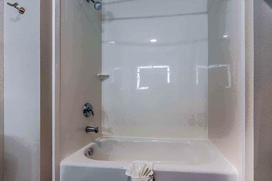 La Quinta Inn and Suites by Wyndham Houston Spring South