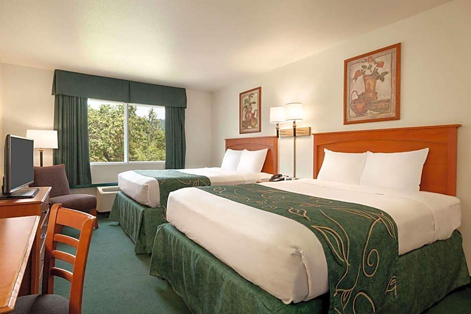 Travelodge by Wyndham Dunsmuir