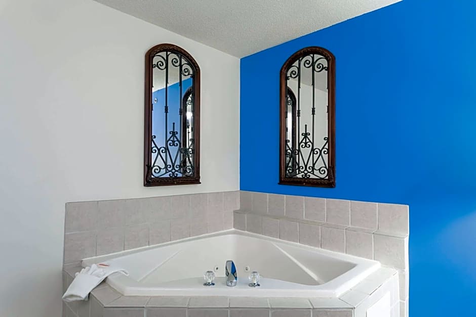 Days Inn & Suites by Wyndham Cambridge