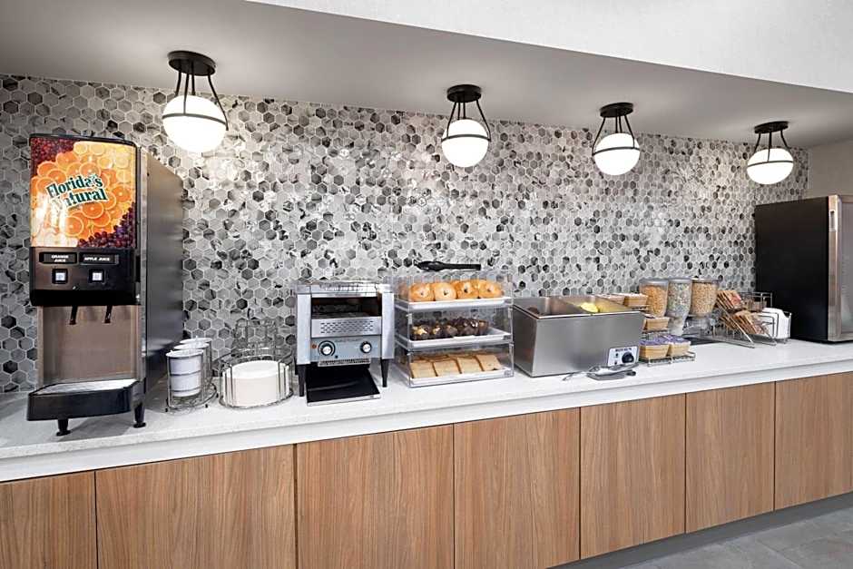 La Quinta Inn & Suites by Wyndham Raleigh Cary