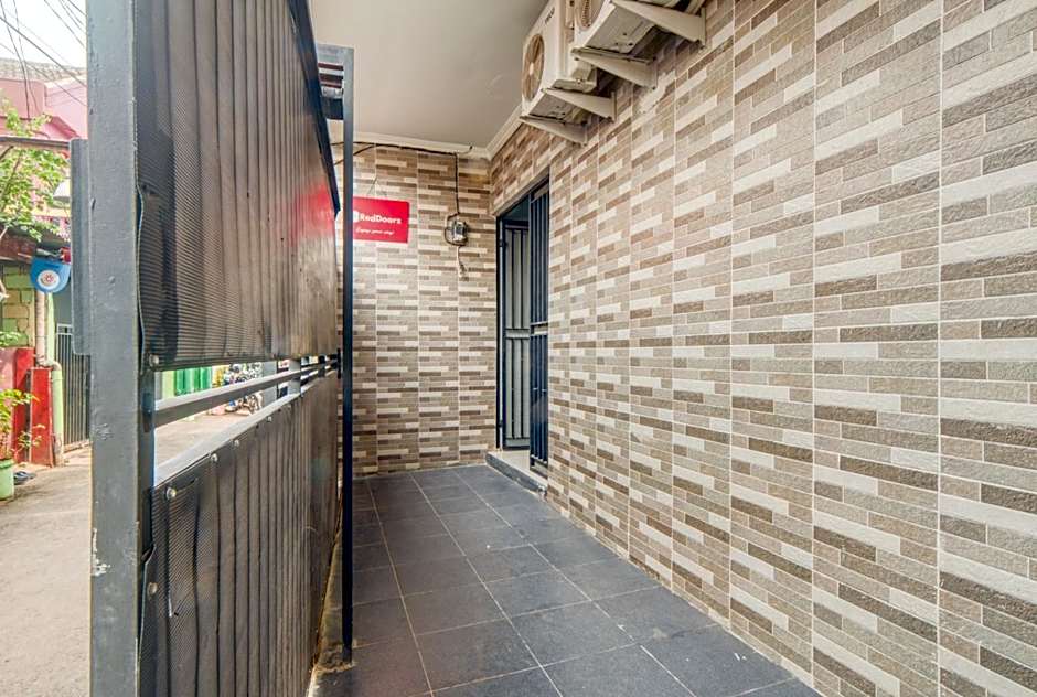 RedDoorz near Graha Cijantung Mall