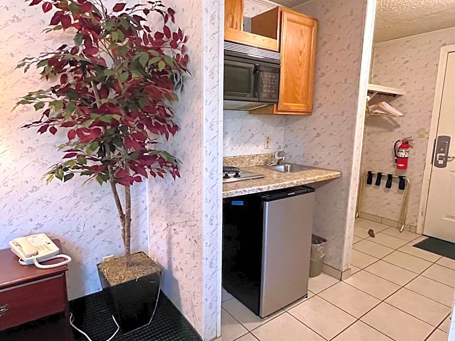 Rodeway Inn & Suites Brunswick near Hwy 1