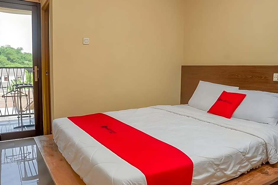 RedDoorz Syariah near Pasar Modern Cikopo