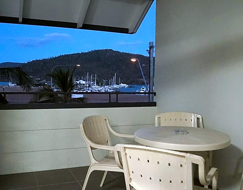 Airlie Seaview Apartments