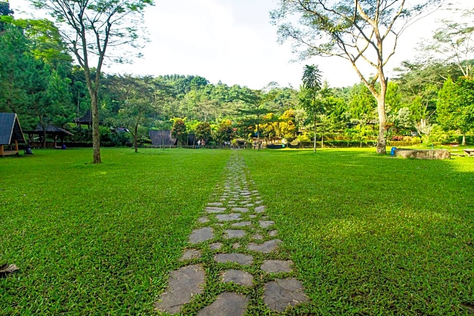 OYO HOMES 91242 Desa Wisata Cibuntu Kuningan Syariah
