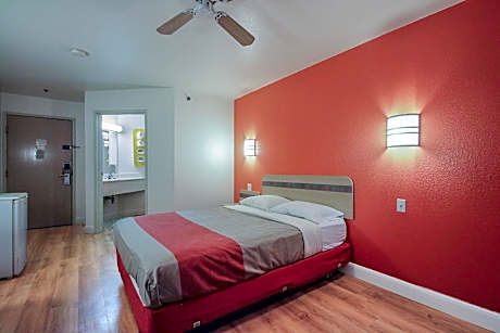 1 Queen Bed | ADA/RI Shower/Non-Smoking