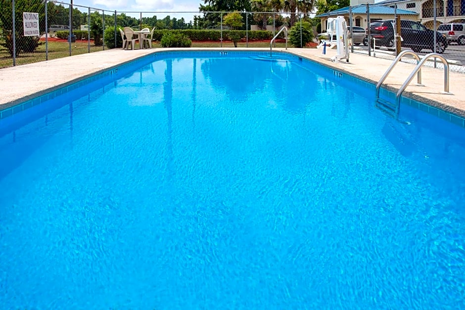 Super 8 by Wyndham Walterboro