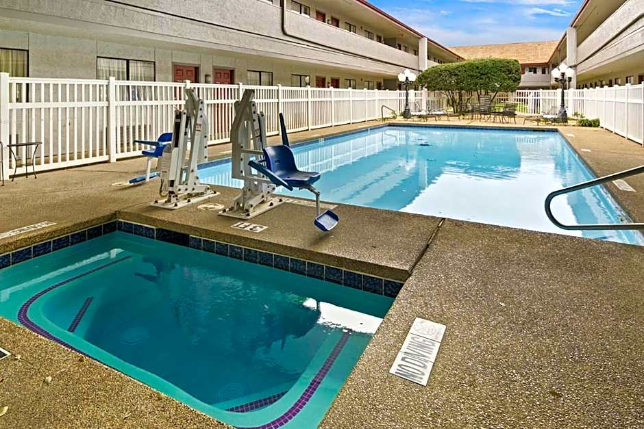 Red Roof Inn & Suites Irving - DFW Airport South