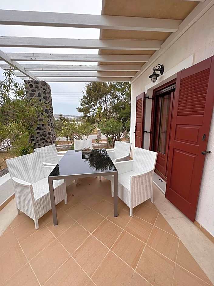 Birds Villa Apartments with Heated Pool - Including Car and Breakfast