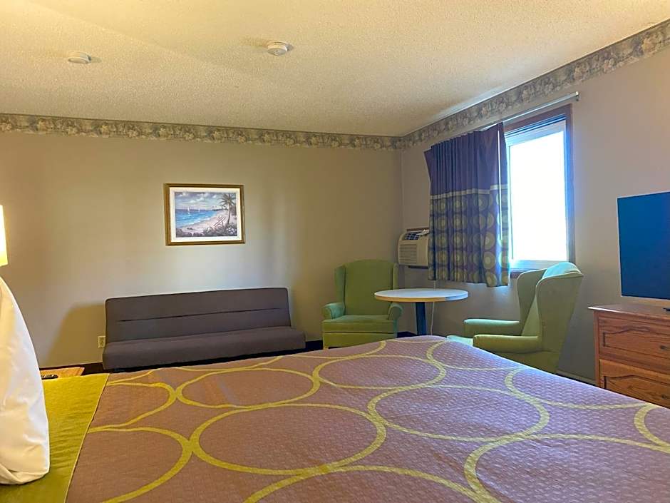 Super 8 by Wyndham Green Bay Near Stadium