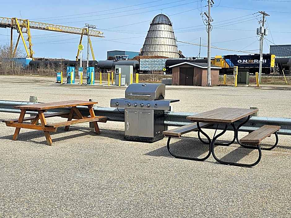 Super 8 by Wyndham Hearst ON