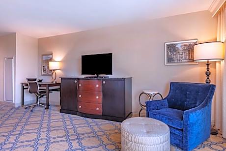 Queen Room with Roll-In Shower - Mobility Accessible/Non-Smoking