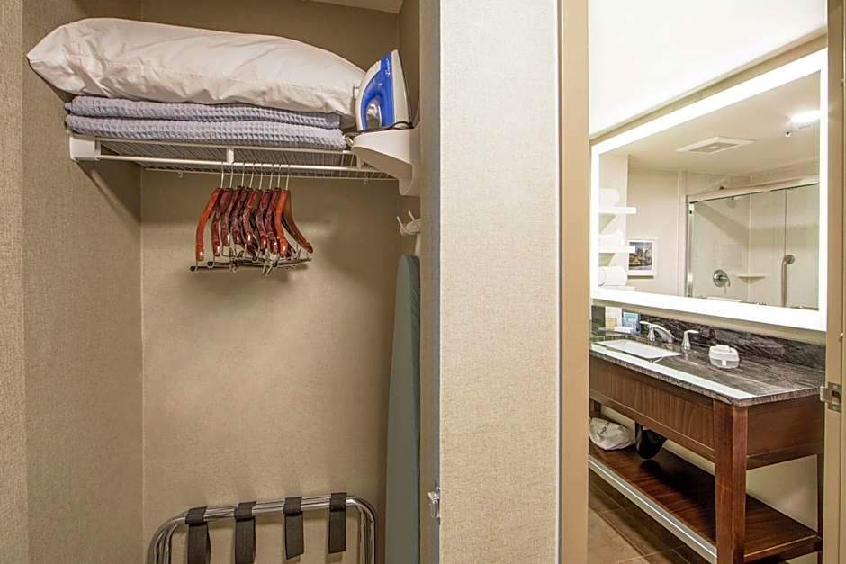 Hampton Inn By Hilton And Suites Seattle-Downtown