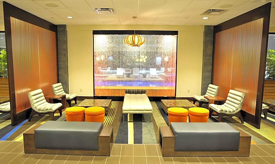 Holiday Inn and Suites Charleston West By IHG