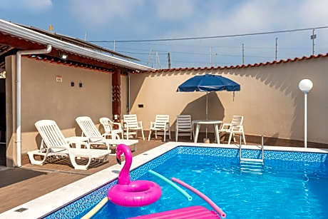 Casa Lindíssima e Espaçosa com 2 Piscinas - Adulto e Infantil, Perto da Praia, Opção da Piscina Adulto Aquecida Cobrado à Parte, 4 Quartos Frente as Piscinas, Área Gourmet Completa com Churrasqueira, Forno e Fogão a Lenha, Mesa de Bilhar, Lareira na Sala
