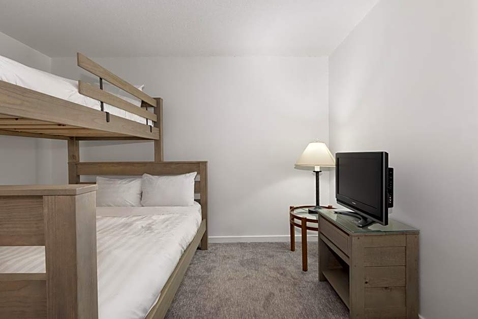 The Woodrun Lodge by Whiski Jack