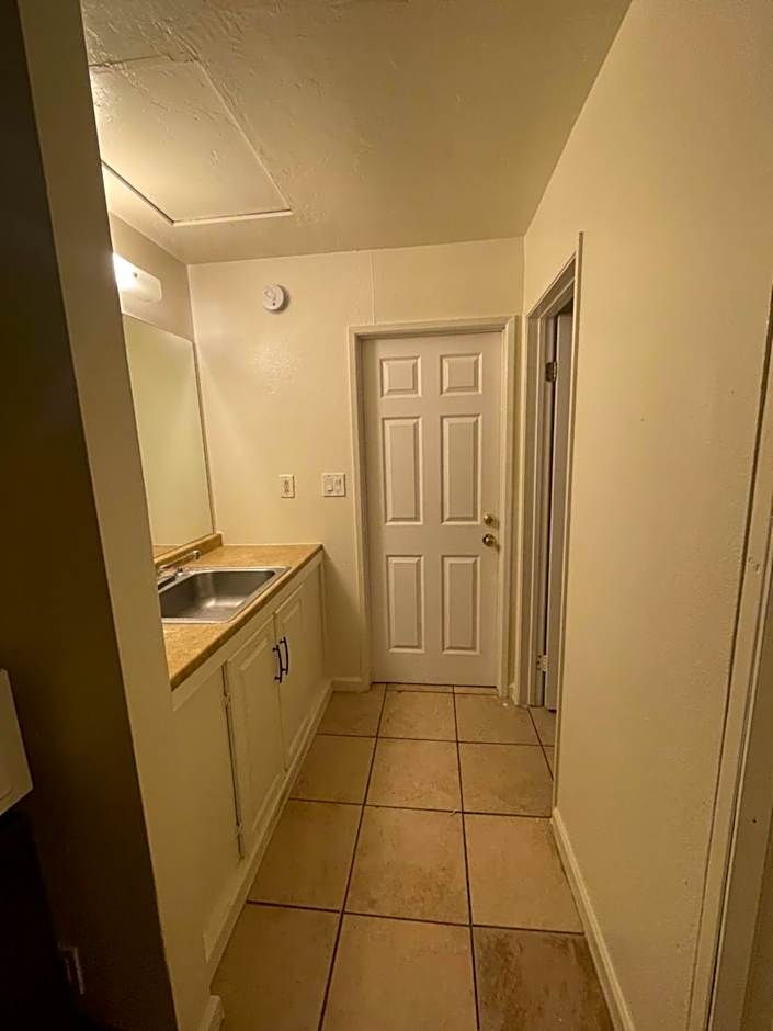 Crown Inn & Suites