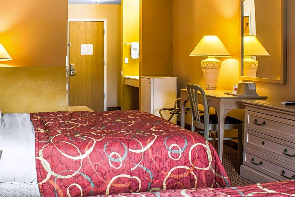 Econo Lodge Inn & Suites Walnut